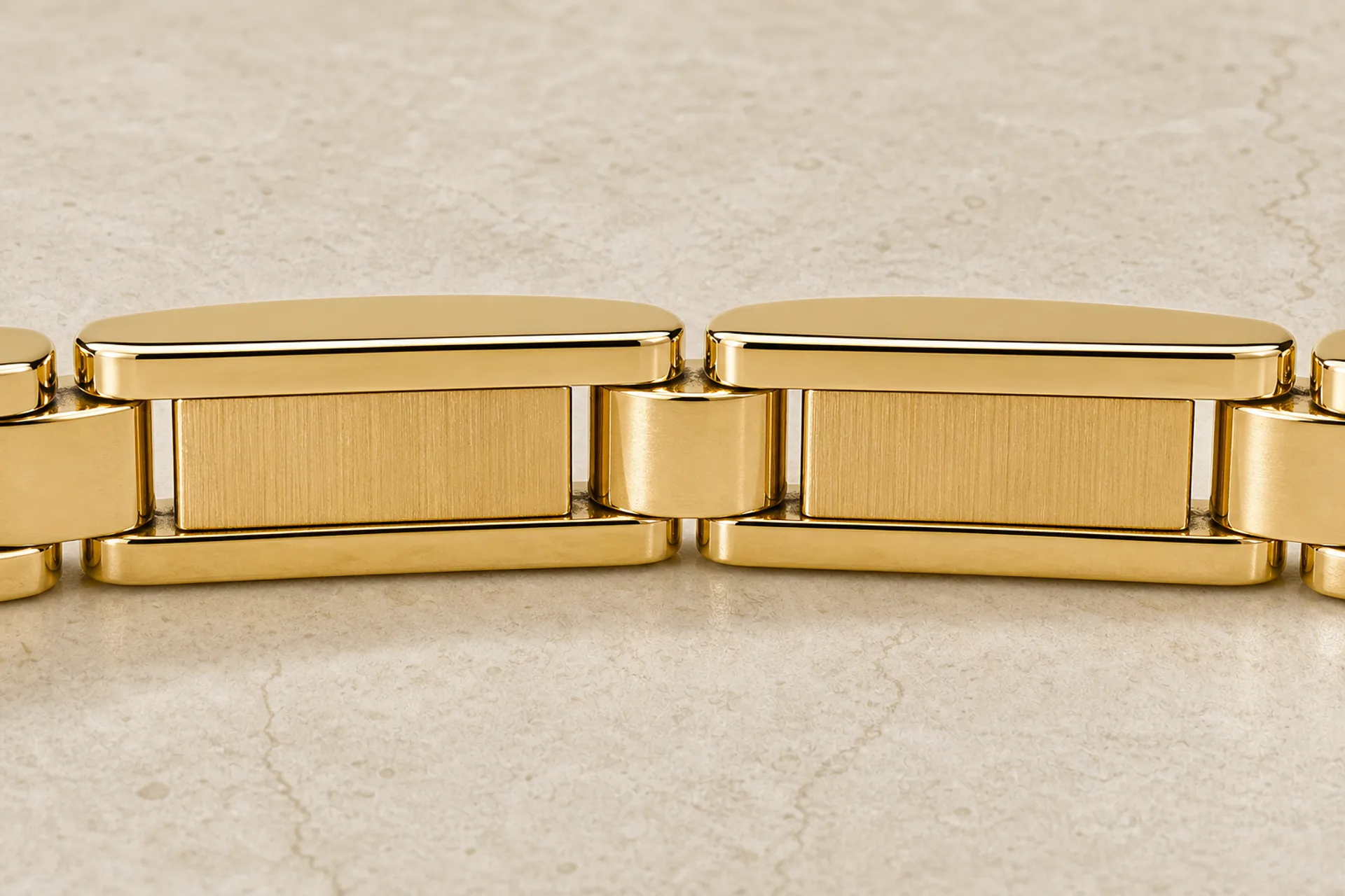 Close view of the bracelet's articulated hinge links