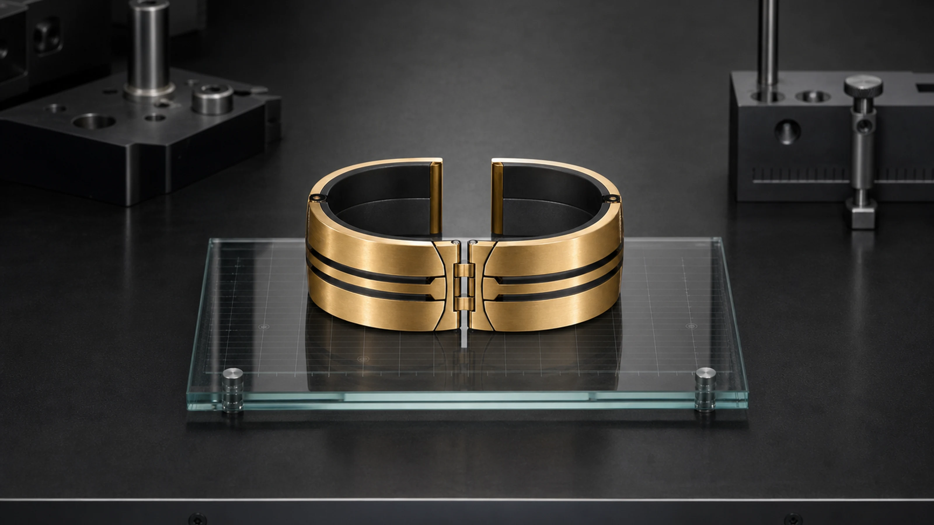 Hinge Cuff Gold in a digitally visualized gold-tone finish
